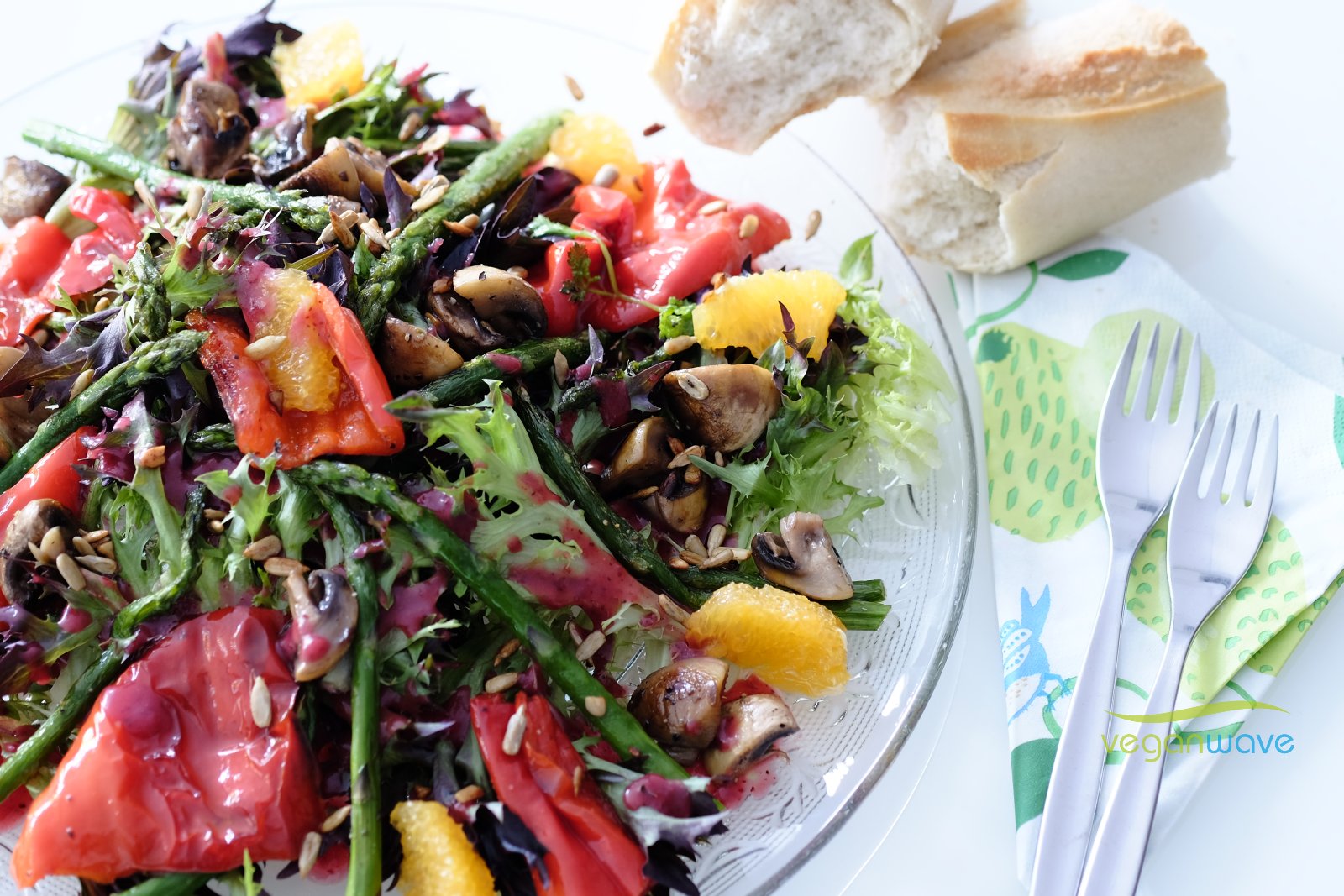 Gemischter Salat mit Preiselbeerdressing - veganwave