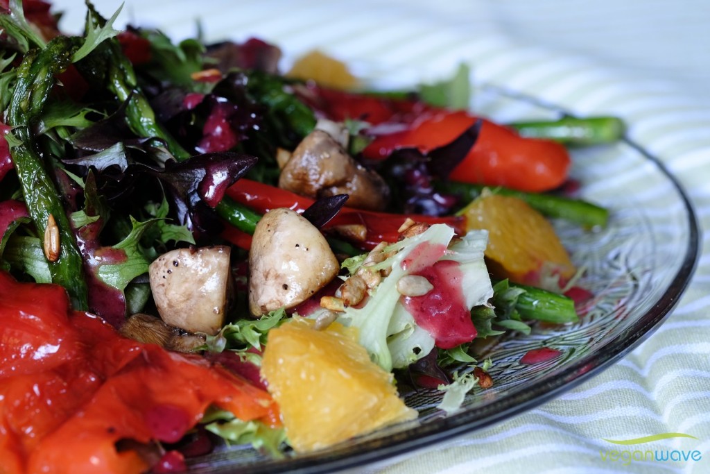 Gemischter Salat mit Preiselbeerdressing - veganwave