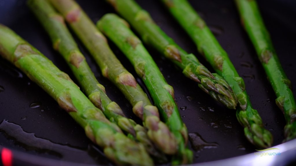 Karamellisierter Spargel mit gebackenen Süßkartoffelpommes - veganwave